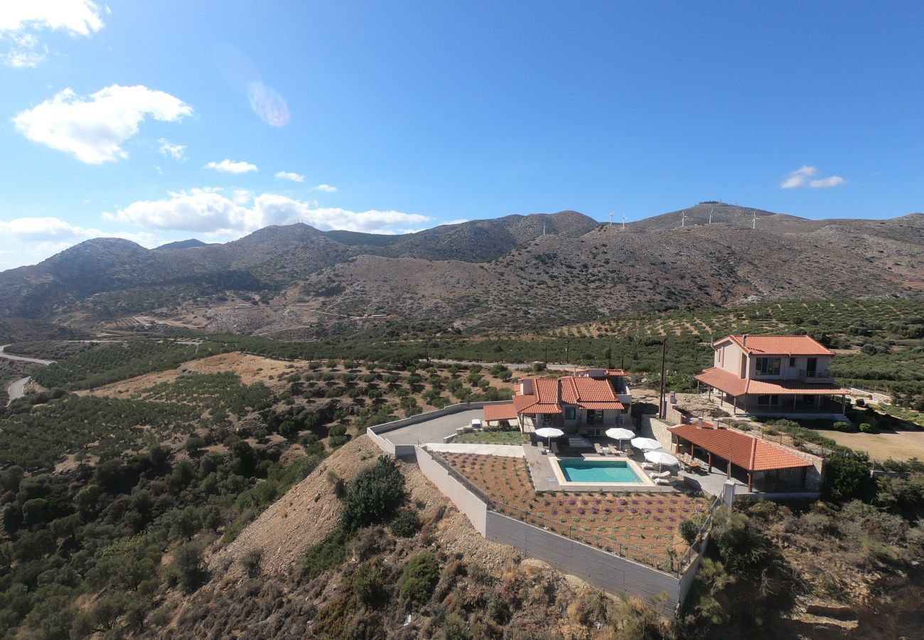 Villa Harmonia is een knusse vrijstaande villa met privézwembad en panoramisch uitzicht over de zee in Lygaria, Kreta