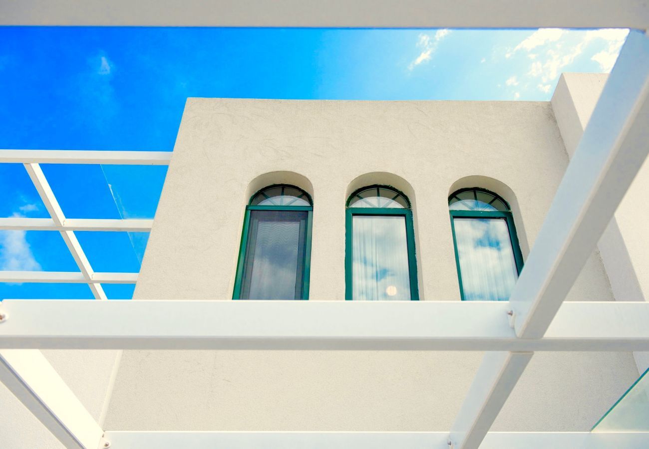 Villa Maia is een vrijstaande villa met privézwembad en op loopafstand van het strand in Gerani, Kreta