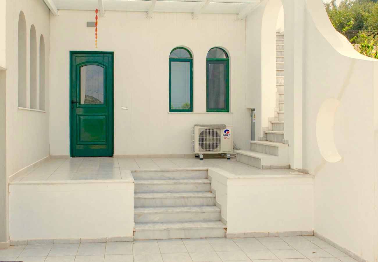 Villa Maia is een vrijstaande villa met privézwembad en op loopafstand van het strand in Gerani, Kreta