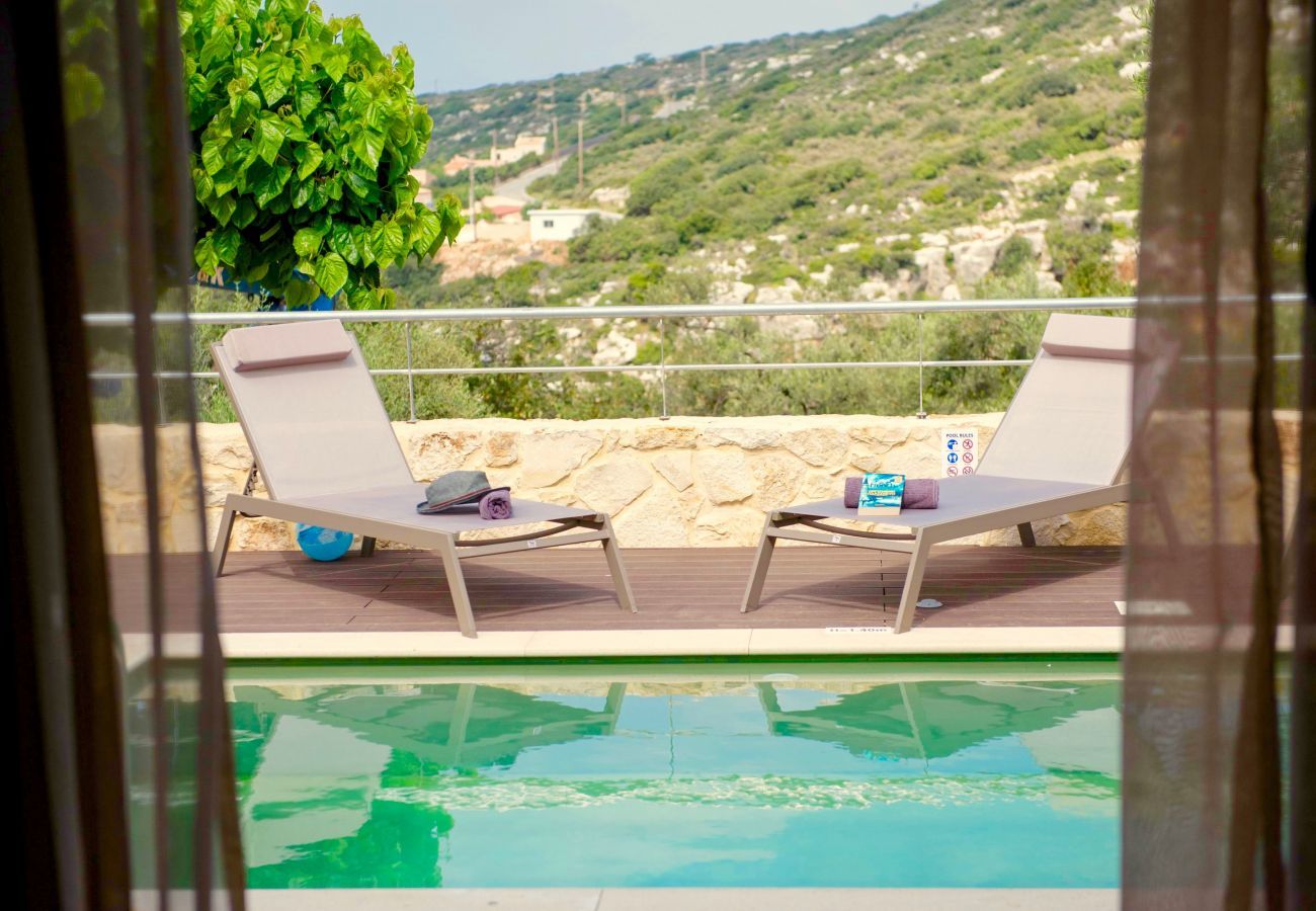 Villa Maia is een vrijstaande villa met privézwembad en op loopafstand van het strand in Gerani, Kreta