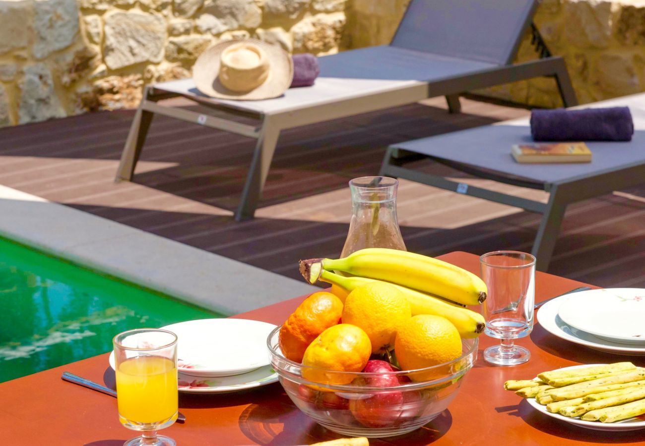Villa Maia is een vrijstaande villa met privézwembad en op loopafstand van het strand in Gerani, Kreta