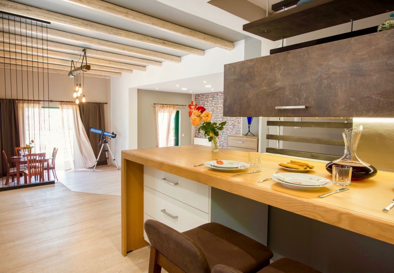 Villa Maia is een vrijstaande villa met privézwembad en op loopafstand van het strand in Gerani, Kreta