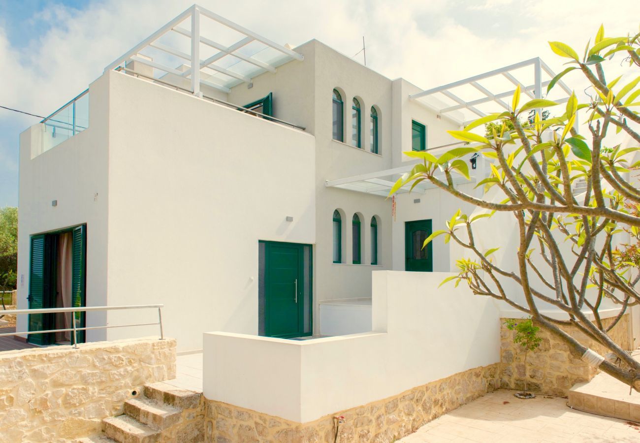 Villa Maia is een vrijstaande villa met privézwembad en op loopafstand van het strand in Gerani, Kreta