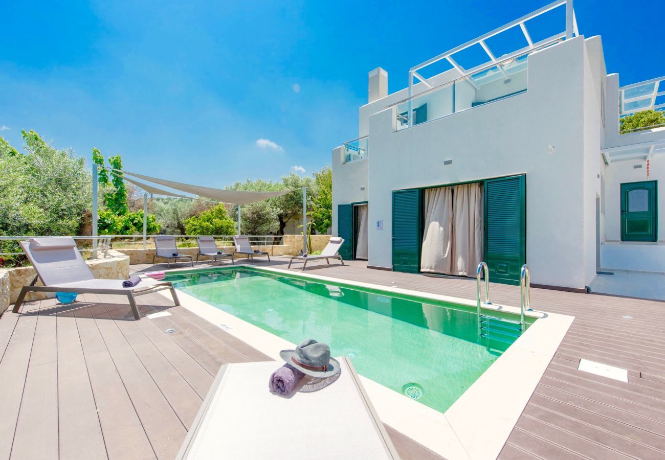 Villa Maia is een vrijstaande villa met privézwembad en op loopafstand van het strand in Gerani, Kreta