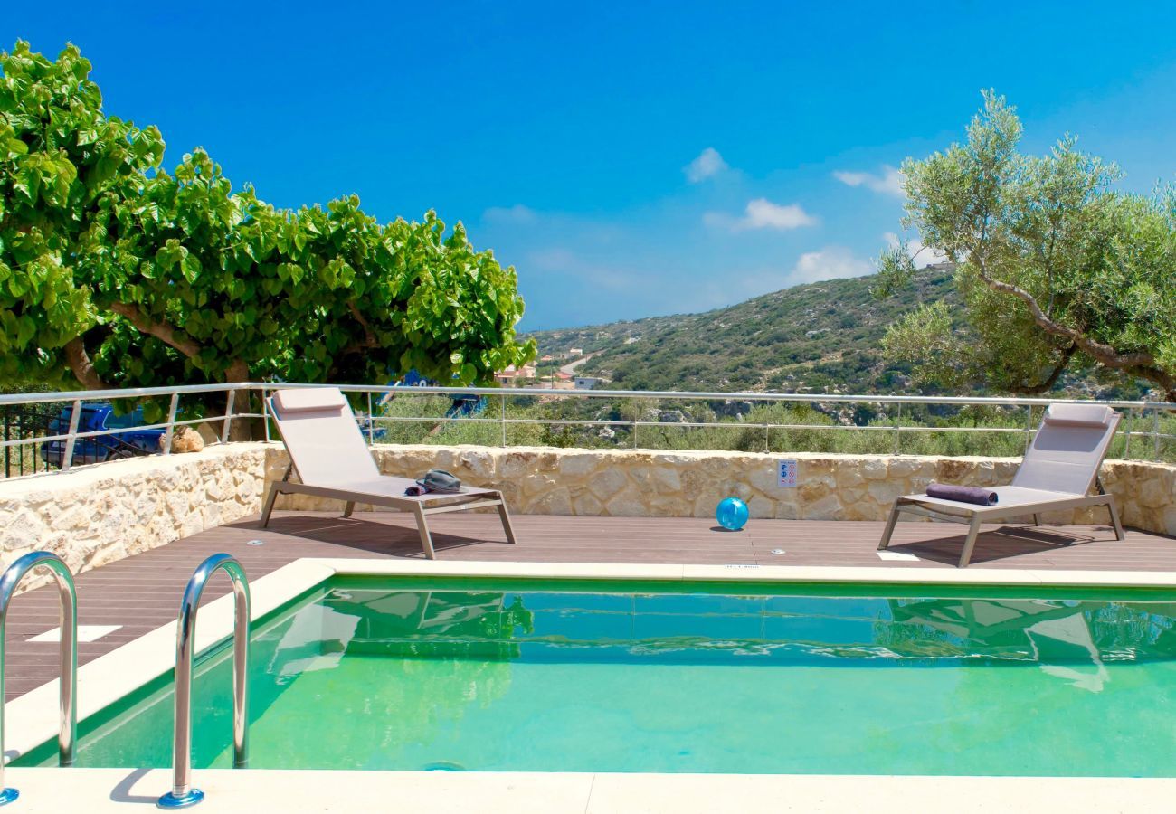 Villa Maia is een vrijstaande villa met privézwembad en op loopafstand van het strand in Gerani, Kreta