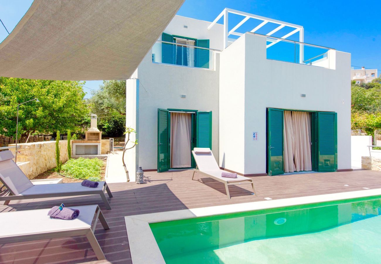 Villa Maia is een vrijstaande villa met privézwembad en op loopafstand van het strand in Gerani, Kreta