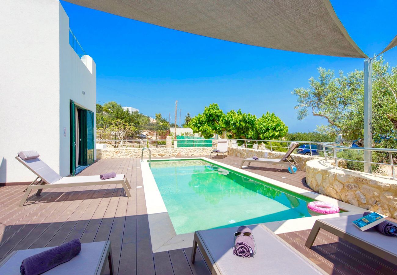 Villa Maia is een vrijstaande villa met privézwembad en op loopafstand van het strand in Gerani, Kreta