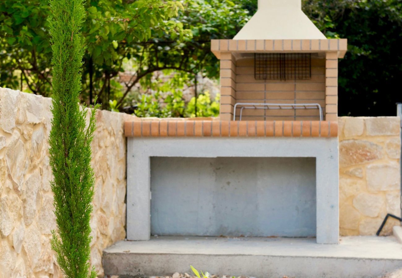 Villa Maia is een vrijstaande villa met privézwembad en op loopafstand van het strand in Gerani, Kreta