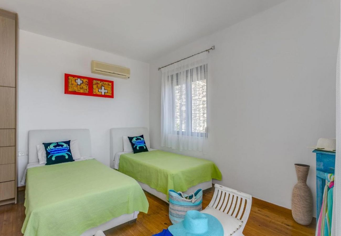 Villa Elounda is een vrijstaande villa met privézwembad en panoramisch uitzicht over de zee op een berg in Elounda, Kreta