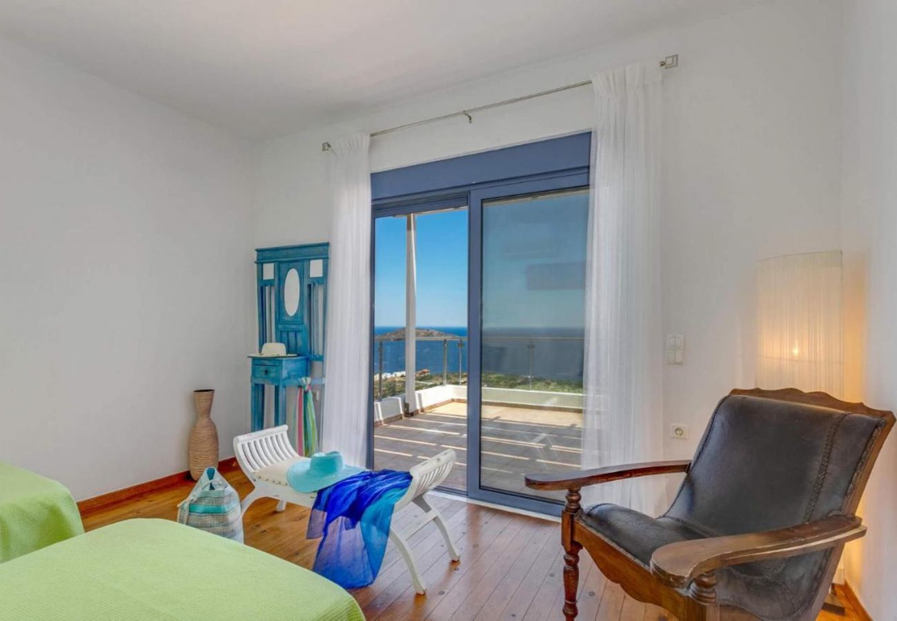 Villa Elounda is een vrijstaande villa met privézwembad en panoramisch uitzicht over de zee op een berg in Elounda, Kreta