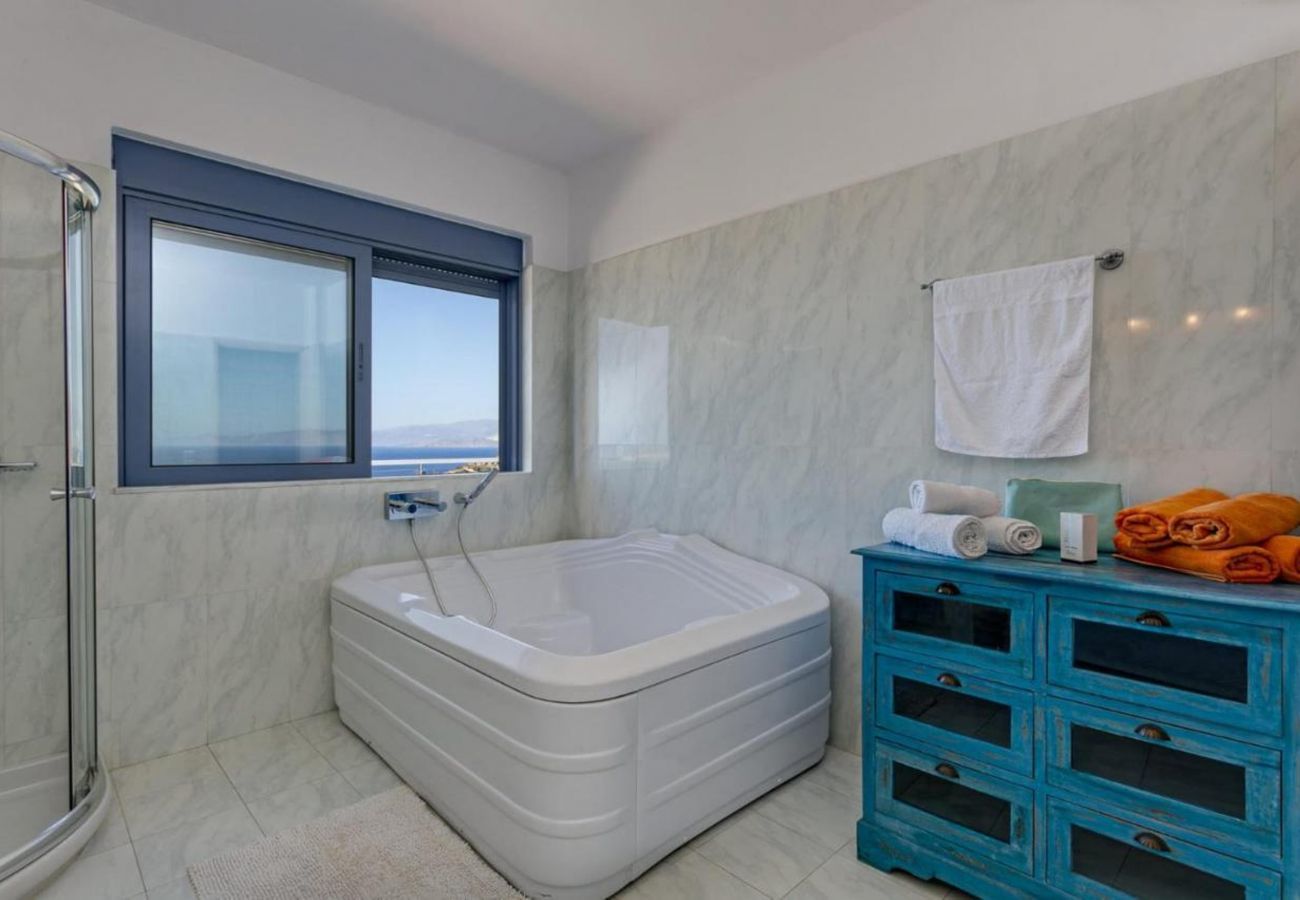 Villa Elounda is een vrijstaande villa met privézwembad en panoramisch uitzicht over de zee op een berg in Elounda, Kreta