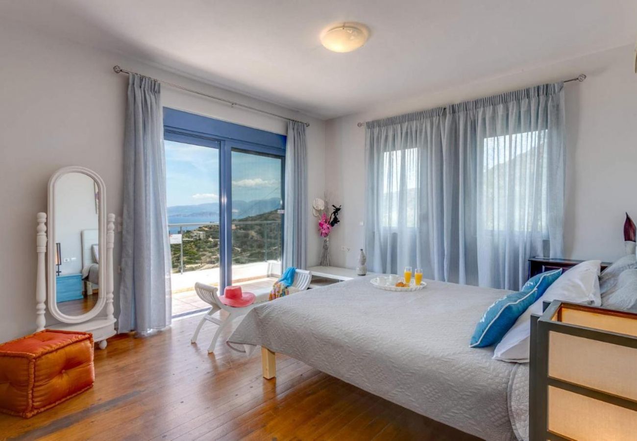 Villa Elounda is een vrijstaande villa met privézwembad en panoramisch uitzicht over de zee op een berg in Elounda, Kreta
