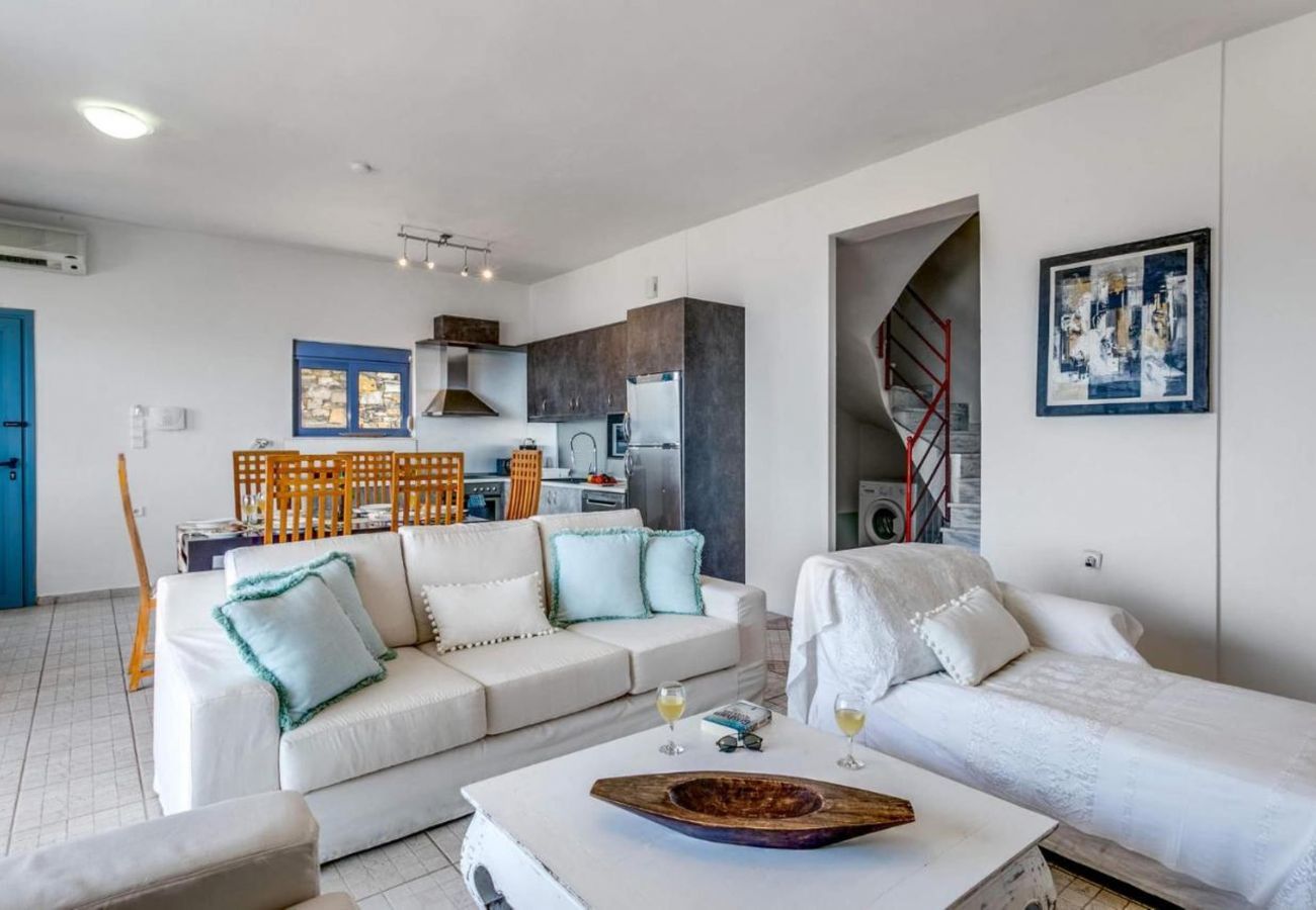 Villa Elounda is een vrijstaande villa met privézwembad en panoramisch uitzicht over de zee op een berg in Elounda, Kreta