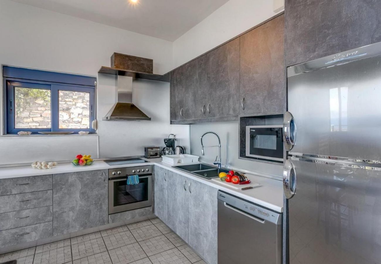 Villa Elounda is een vrijstaande villa met privézwembad en panoramisch uitzicht over de zee op een berg in Elounda, Kreta
