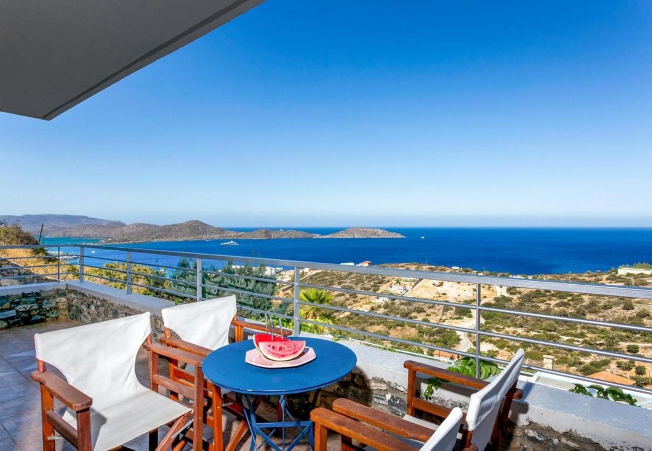Villa Elounda is een vrijstaande villa met privézwembad en panoramisch uitzicht over de zee op een berg in Elounda, Kreta