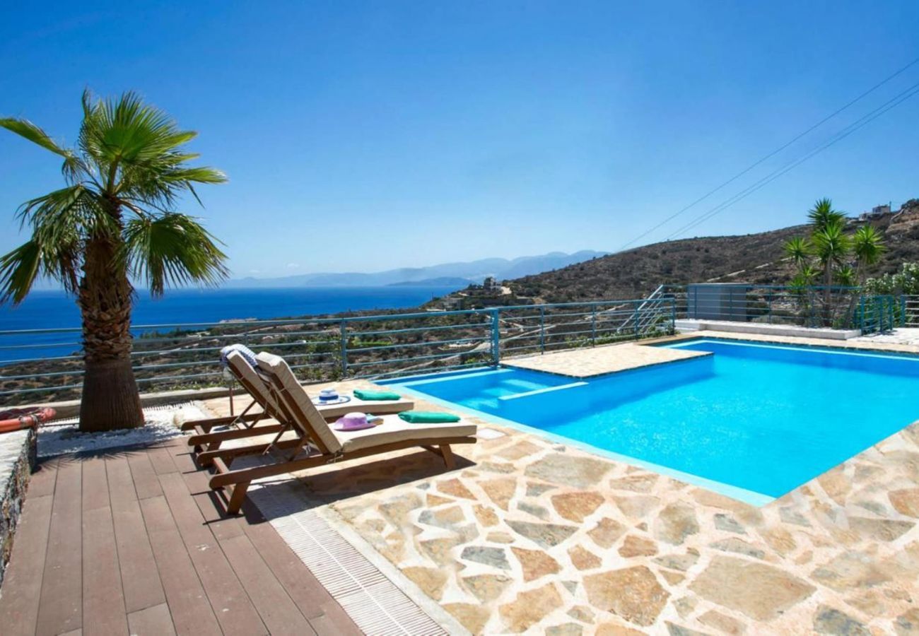 Villa Elounda is een vrijstaande villa met privézwembad en panoramisch uitzicht over de zee op een berg in Elounda, Kreta