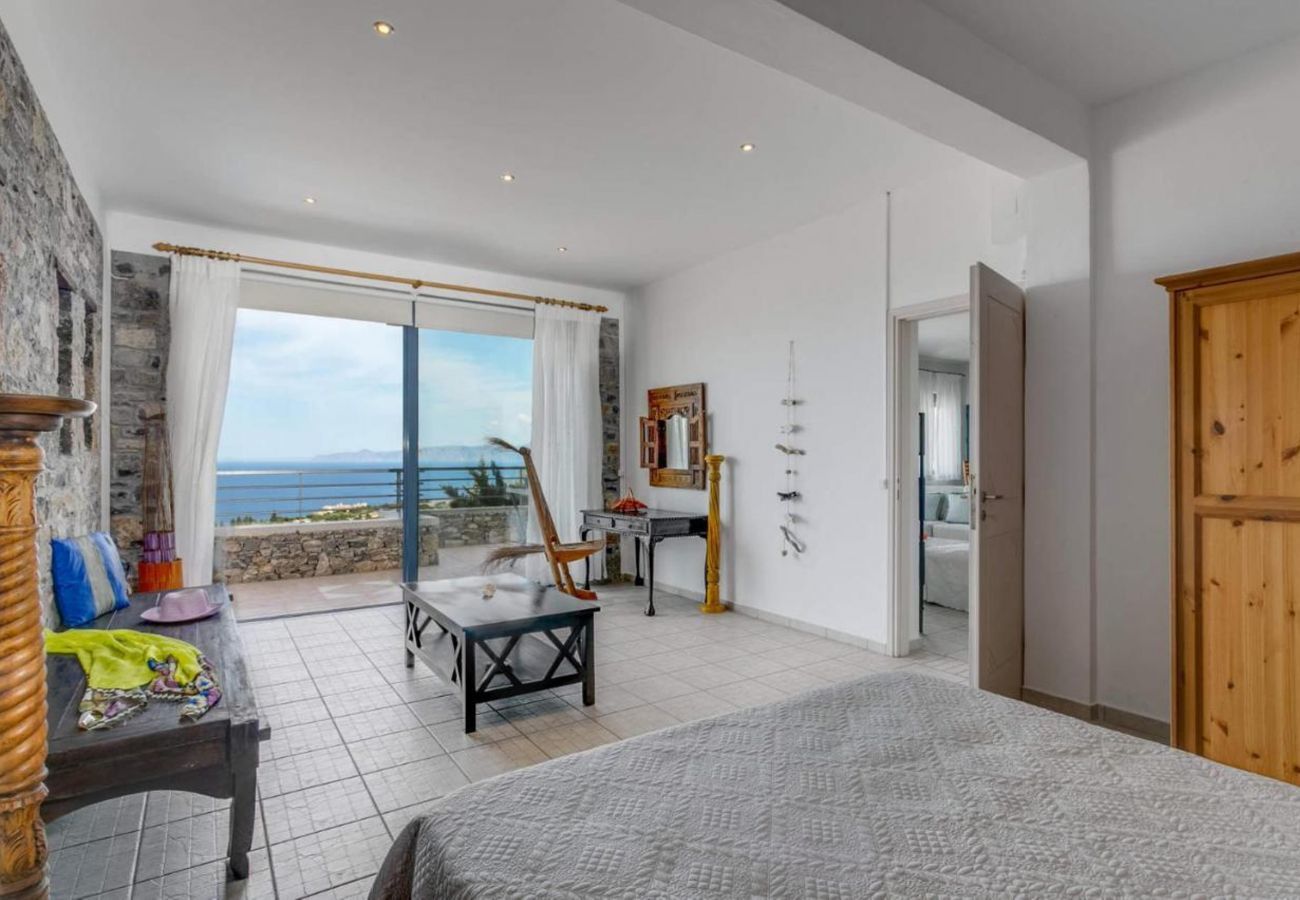 Villa Elounda is een vrijstaande villa met privézwembad en panoramisch uitzicht over de zee op een berg in Elounda, Kreta