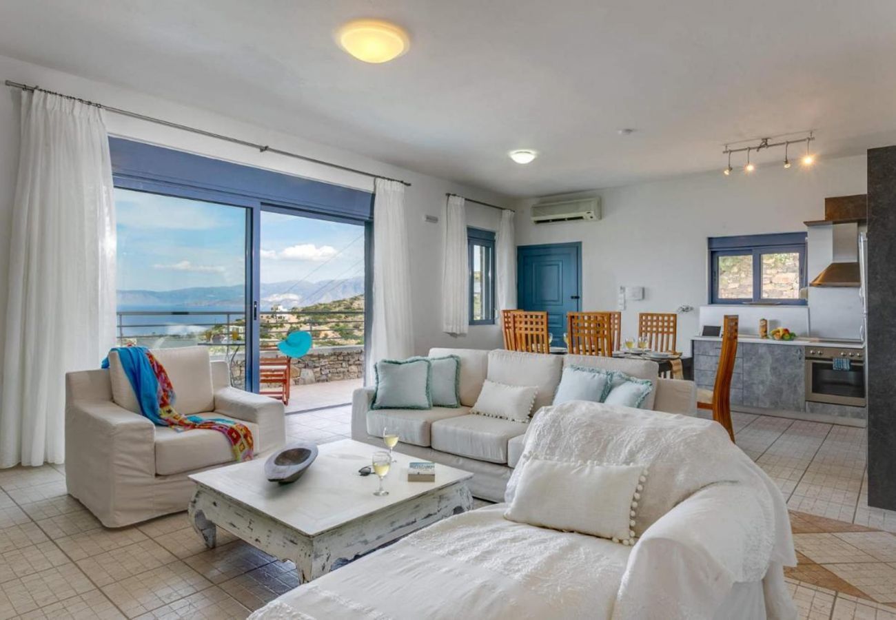 Villa Elounda is een vrijstaande villa met privézwembad en panoramisch uitzicht over de zee op een berg in Elounda, Kreta