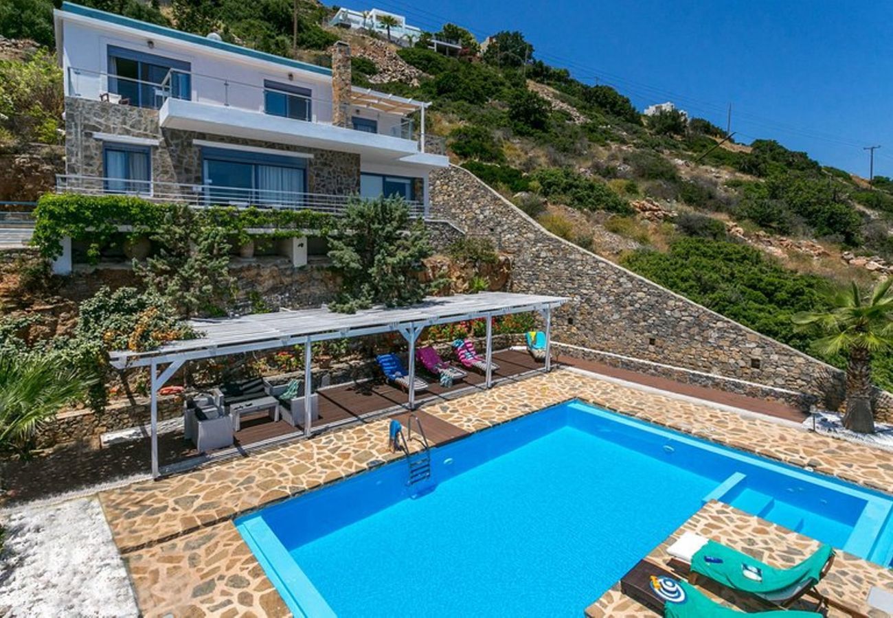Villa Elounda is een vrijstaande villa met privézwembad en panoramisch uitzicht over de zee op een berg in Elounda, Kreta