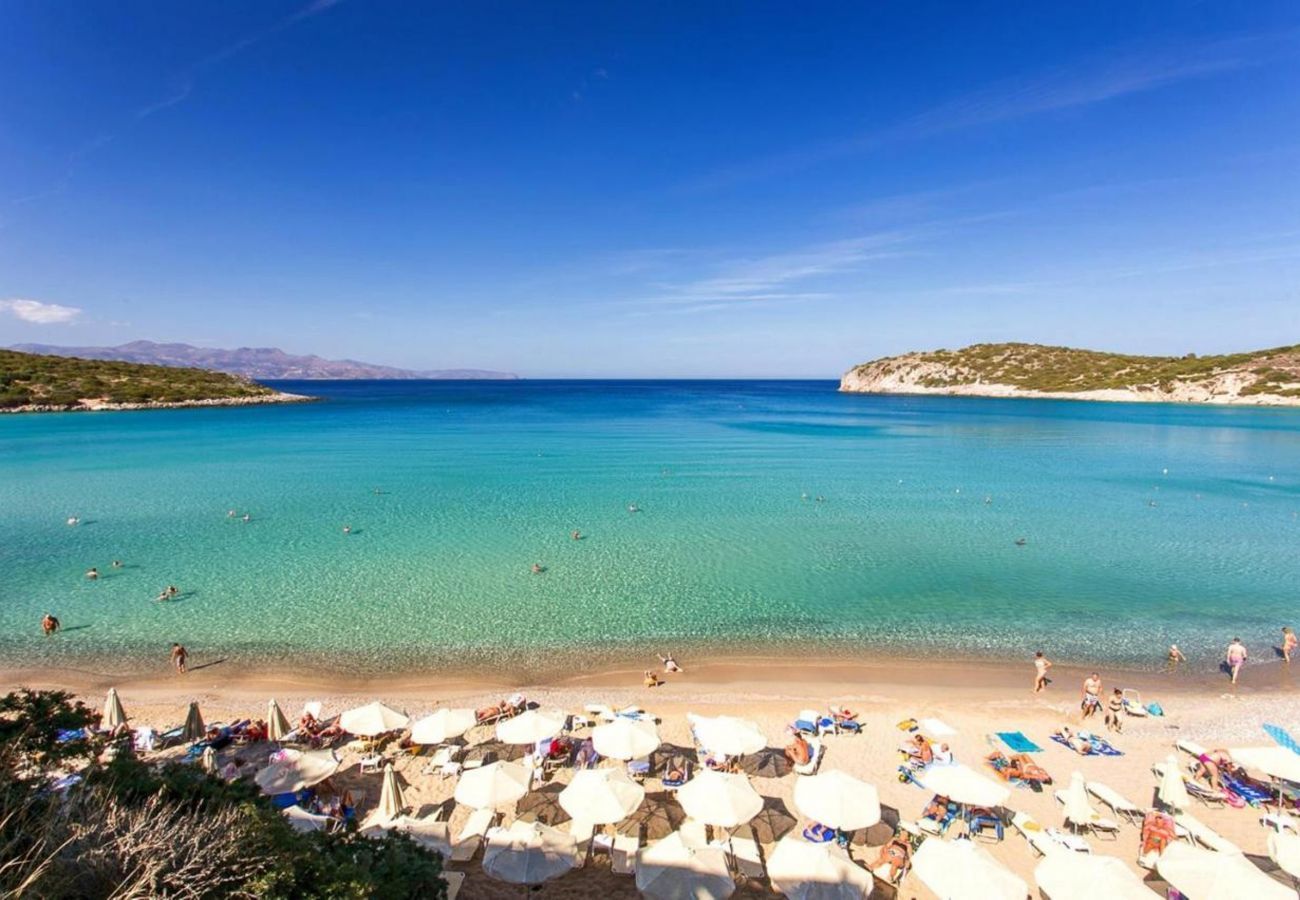 Villa Elounda is een vrijstaande villa met privézwembad en panoramisch uitzicht over de zee op een berg in Elounda, Kreta