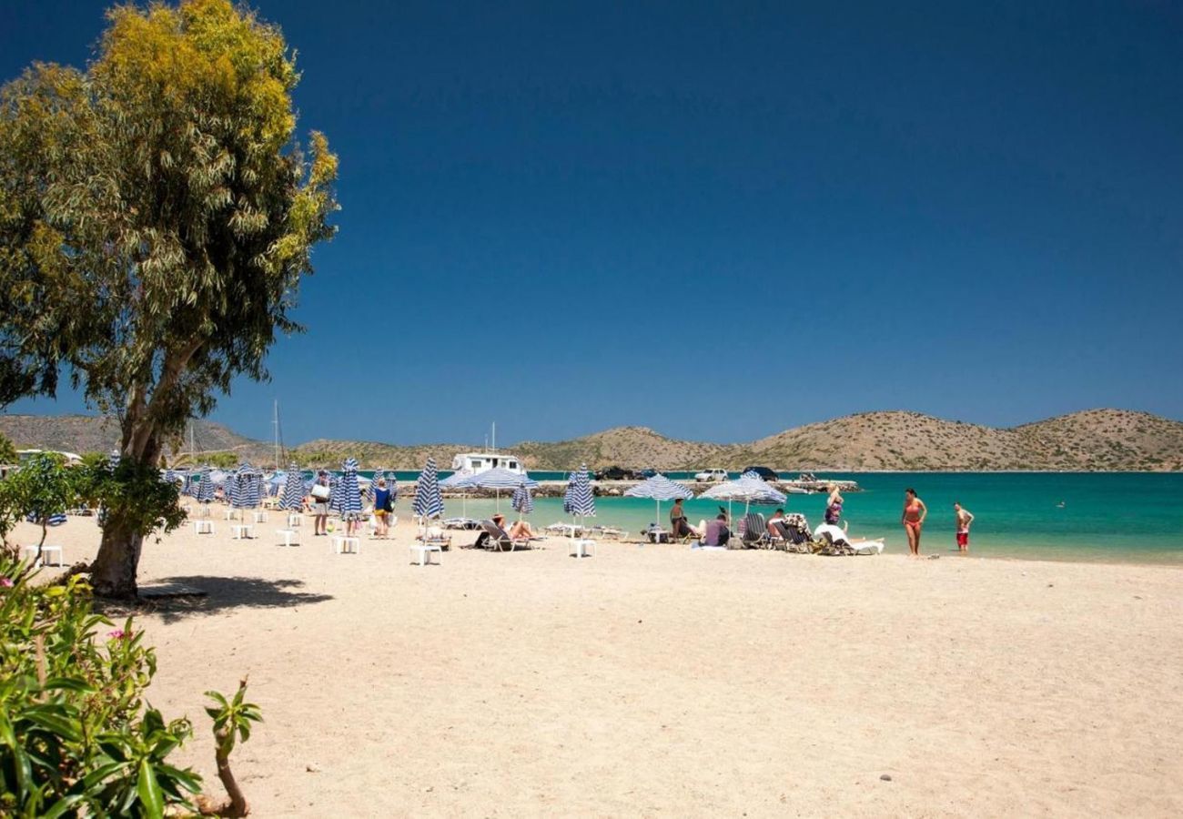 Villa Elounda is een vrijstaande villa met privézwembad en panoramisch uitzicht over de zee op een berg in Elounda, Kreta