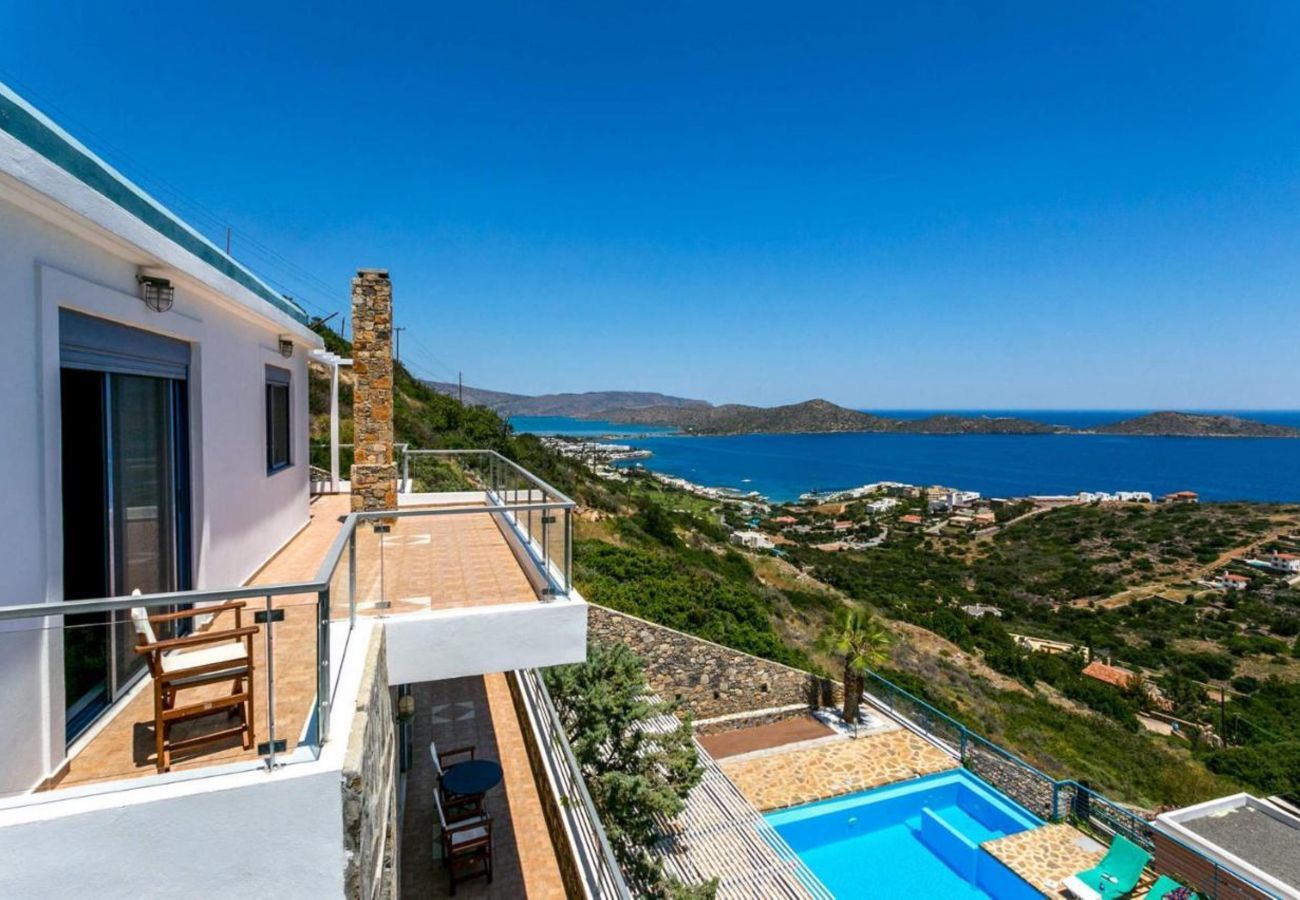 Villa Elounda is een vrijstaande villa met privézwembad en panoramisch uitzicht over de zee op een berg in Elounda, Kreta