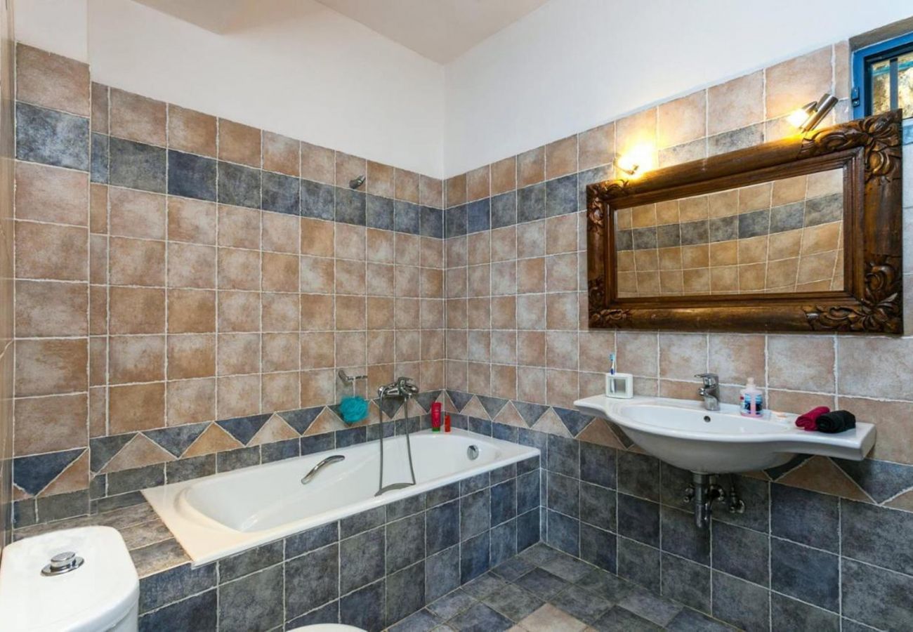Villa Elounda is een vrijstaande villa met privézwembad en panoramisch uitzicht over de zee op een berg in Elounda, Kreta