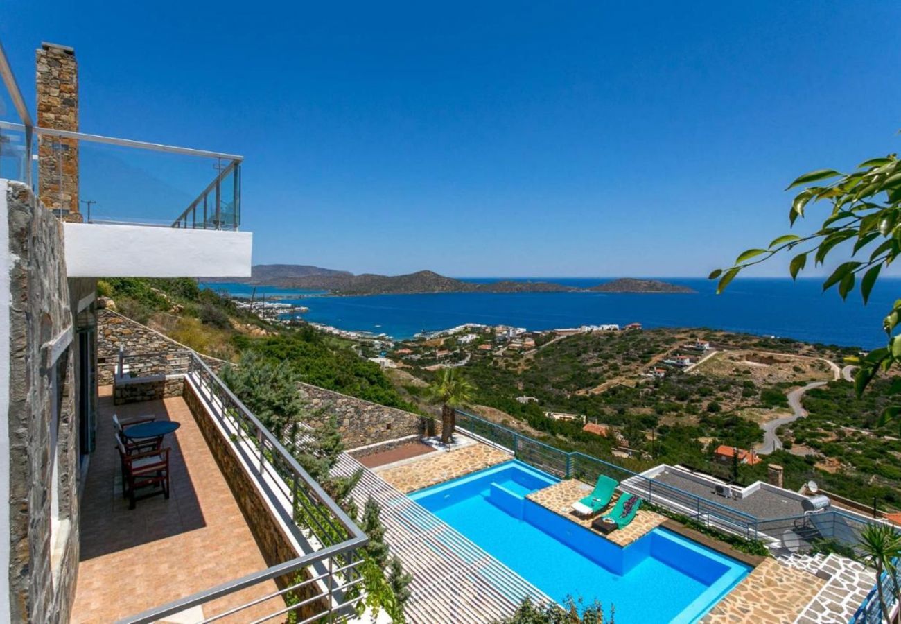 Villa Elounda is een vrijstaande villa met privézwembad en panoramisch uitzicht over de zee op een berg in Elounda, Kreta