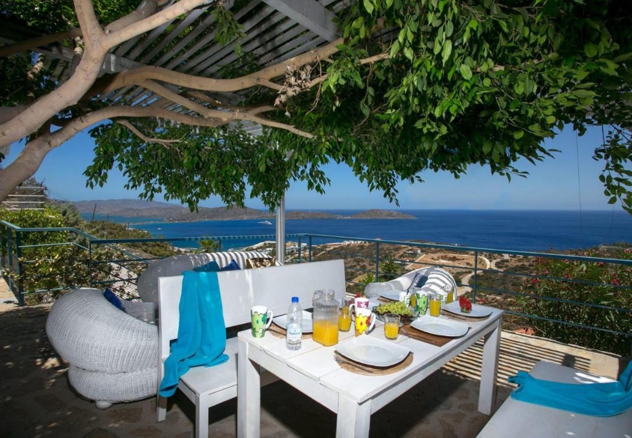 Villa Elounda is een vrijstaande villa met privézwembad en panoramisch uitzicht over de zee op een berg in Elounda, Kreta