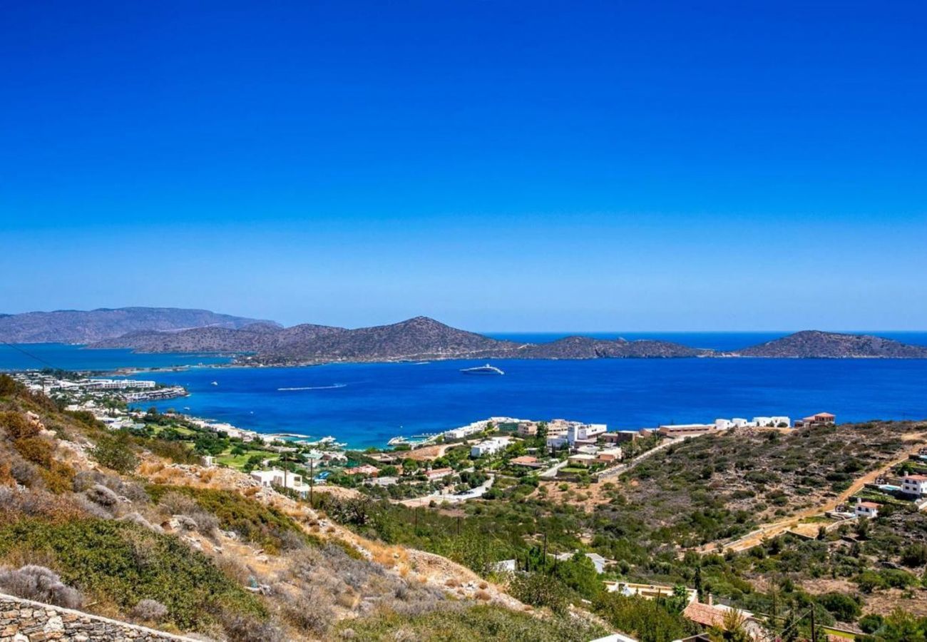 Villa Elounda is een vrijstaande villa met privézwembad en panoramisch uitzicht over de zee op een berg in Elounda, Kreta