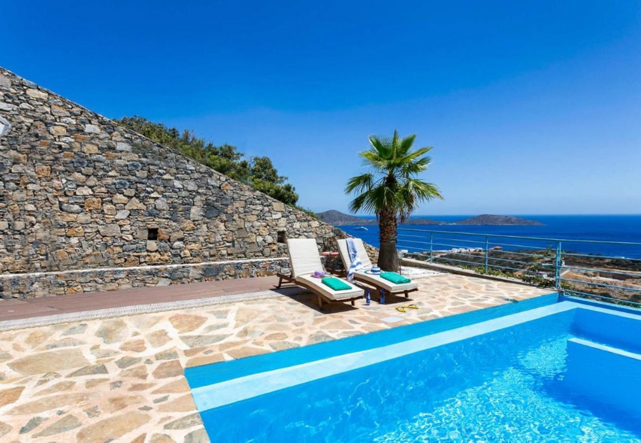 Villa Elounda is een vrijstaande villa met privézwembad en panoramisch uitzicht over de zee op een berg in Elounda, Kreta