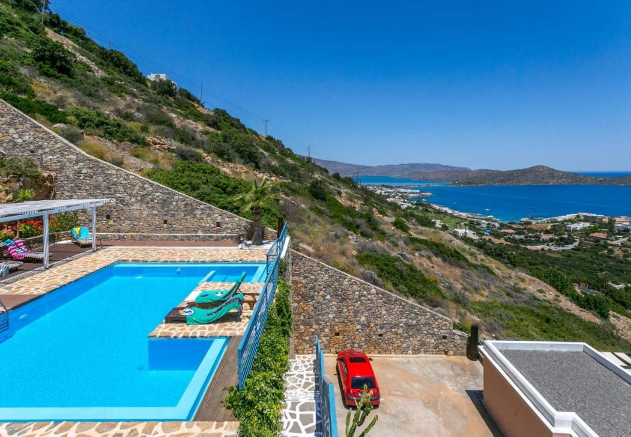 Villa Elounda is een vrijstaande villa met privézwembad en panoramisch uitzicht over de zee op een berg in Elounda, Kreta