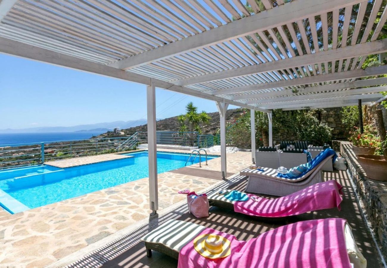 Villa Elounda is een vrijstaande villa met privézwembad en panoramisch uitzicht over de zee op een berg in Elounda, Kreta