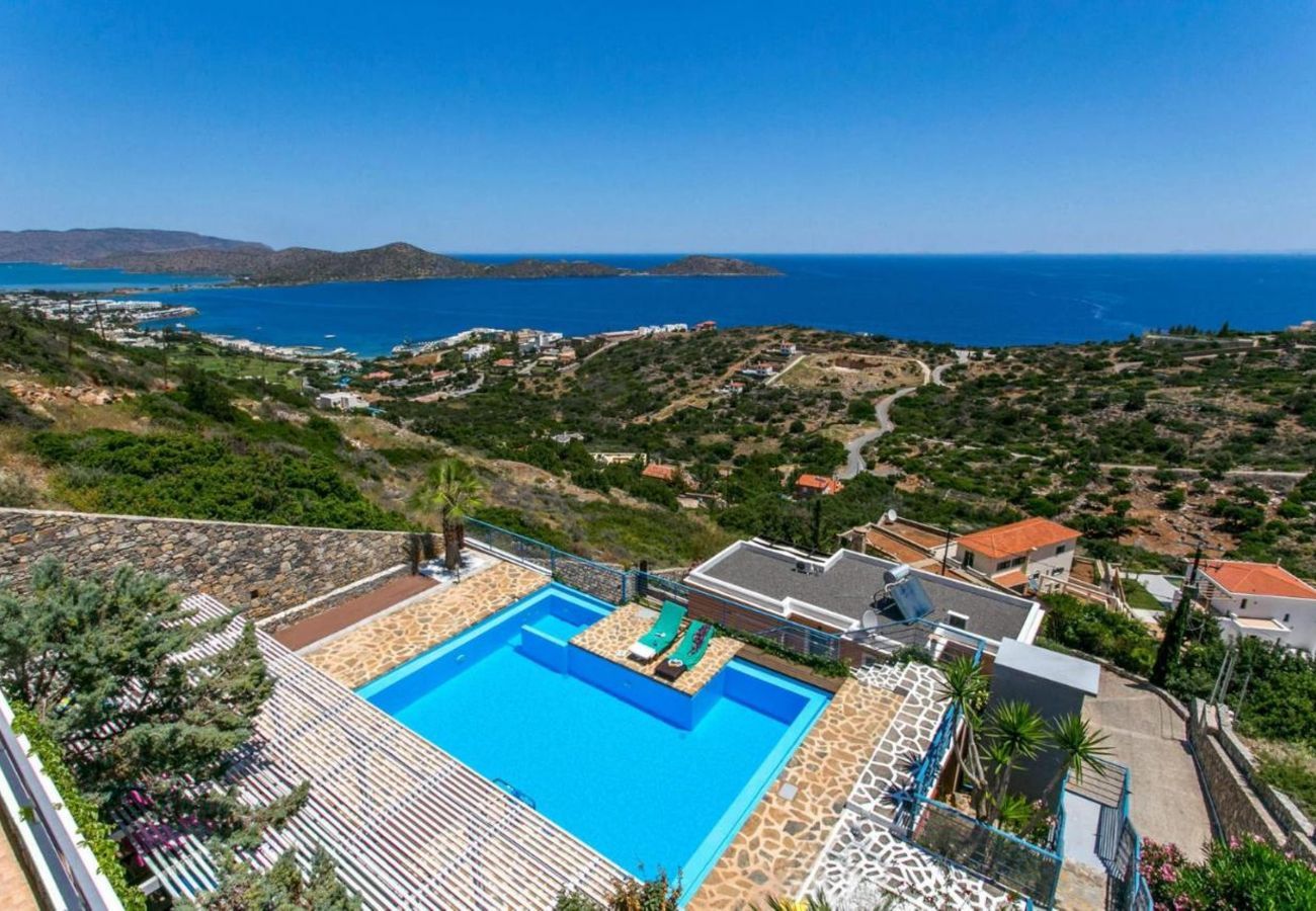 Villa Elounda is een vrijstaande villa met privézwembad en panoramisch uitzicht over de zee op een berg in Elounda, Kreta