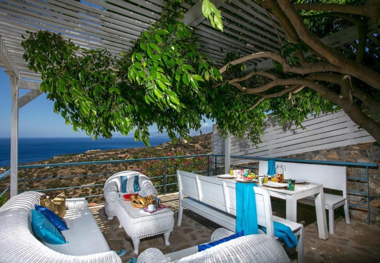 Villa Elounda is een vrijstaande villa met privézwembad en panoramisch uitzicht over de zee op een berg in Elounda, Kreta