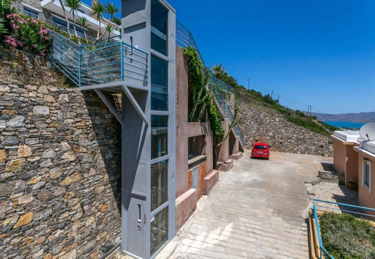 Villa Elounda is een vrijstaande villa met privézwembad en panoramisch uitzicht over de zee op een berg in Elounda, Kreta