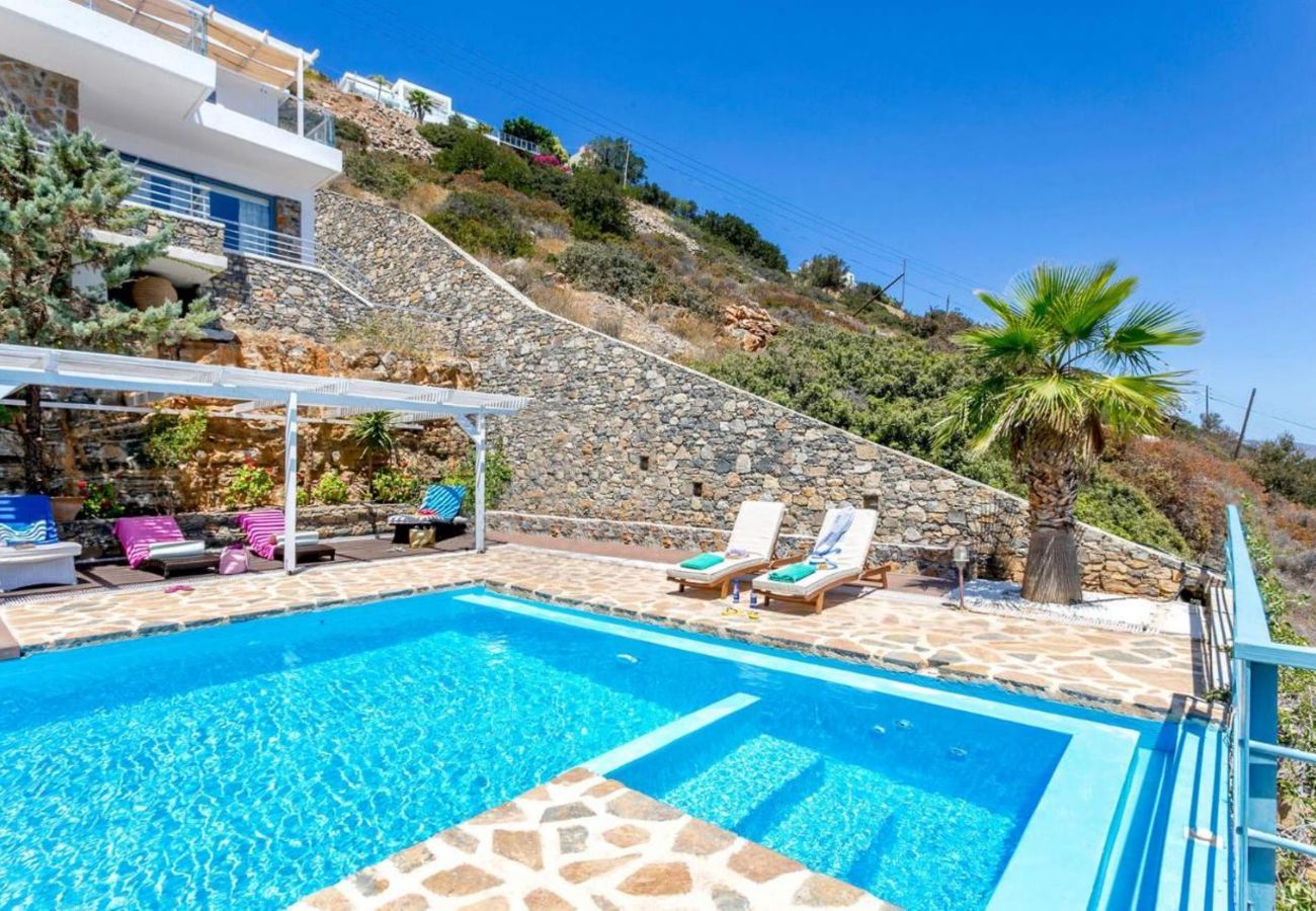 Villa Elounda is een vrijstaande villa met privézwembad en panoramisch uitzicht over de zee op een berg in Elounda, Kreta