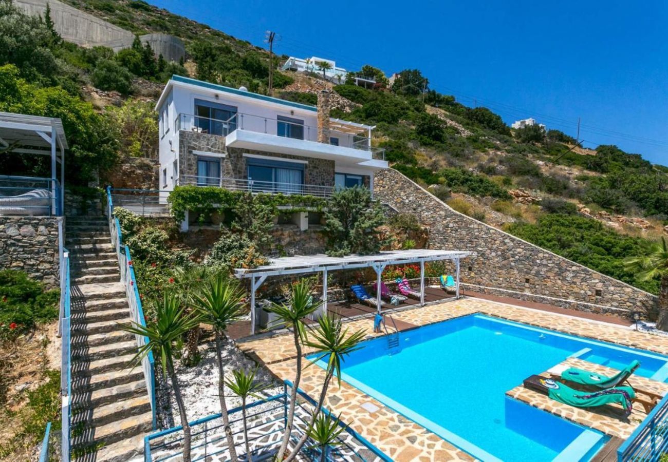 Villa Elounda is een vrijstaande villa met privézwembad en panoramisch uitzicht over de zee op een berg in Elounda, Kreta