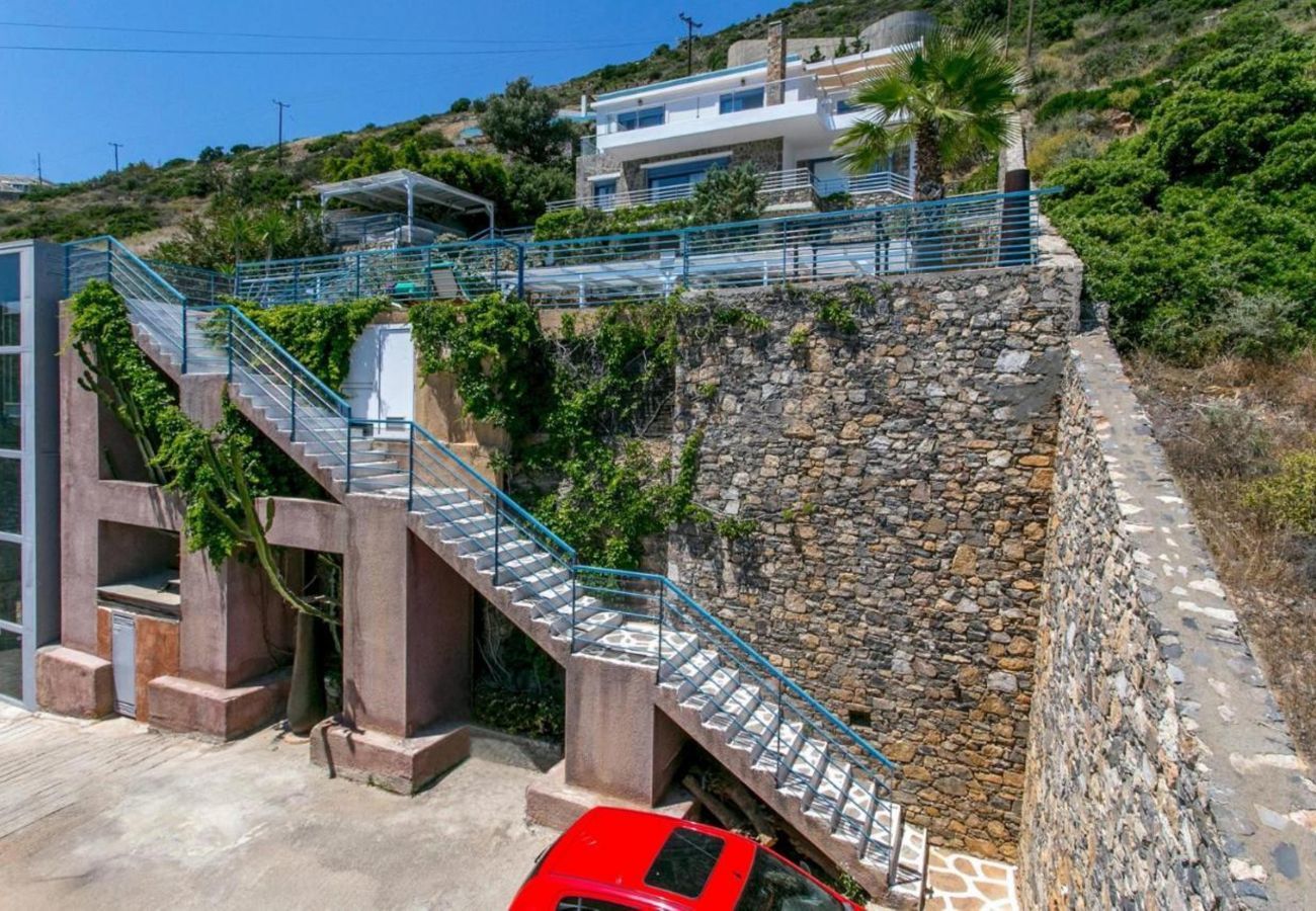 Villa Elounda is een vrijstaande villa met privézwembad en panoramisch uitzicht over de zee op een berg in Elounda, Kreta