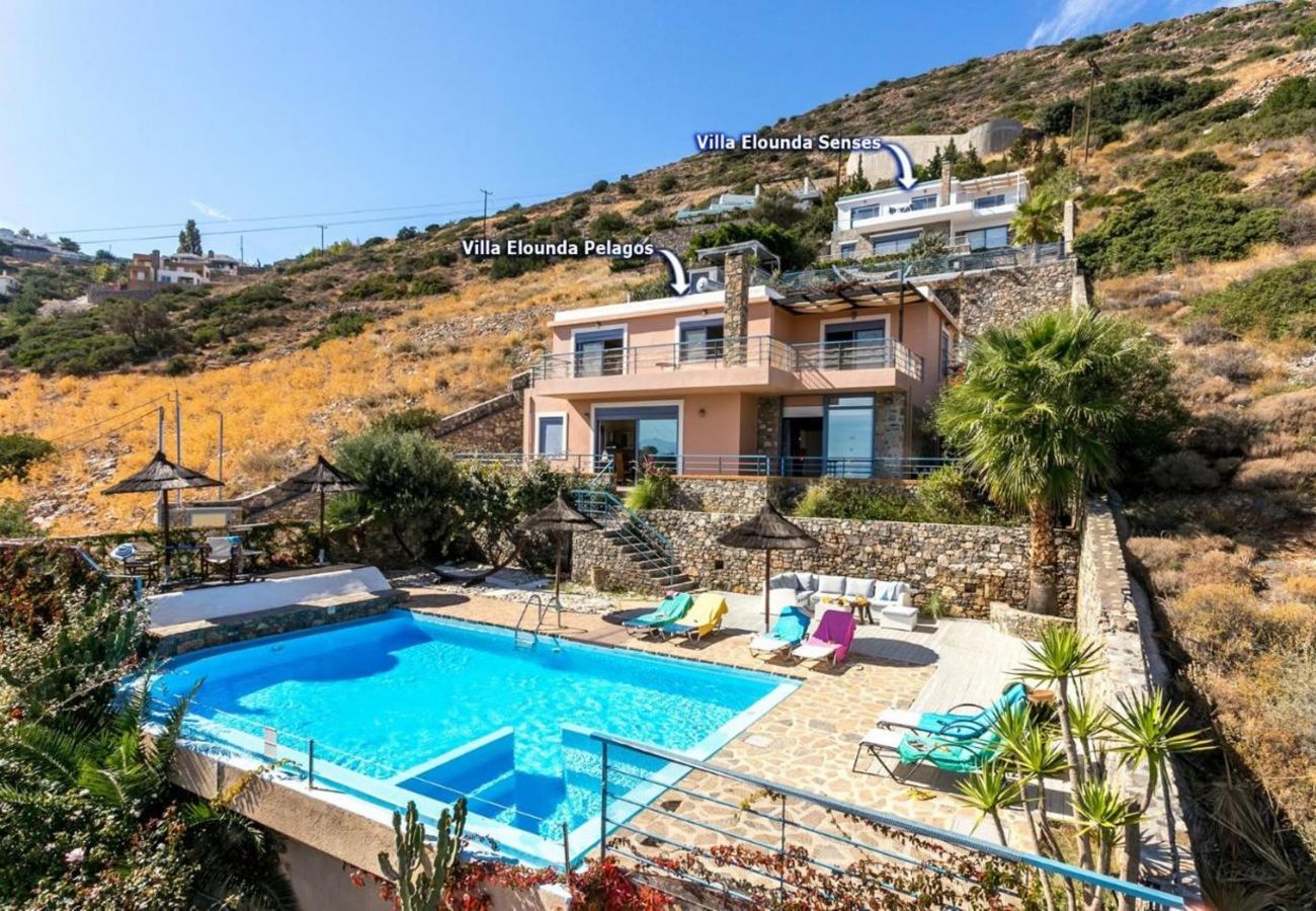 Villa Elounda is een vrijstaande villa met privézwembad en panoramisch uitzicht over de zee op een berg in Elounda, Kreta