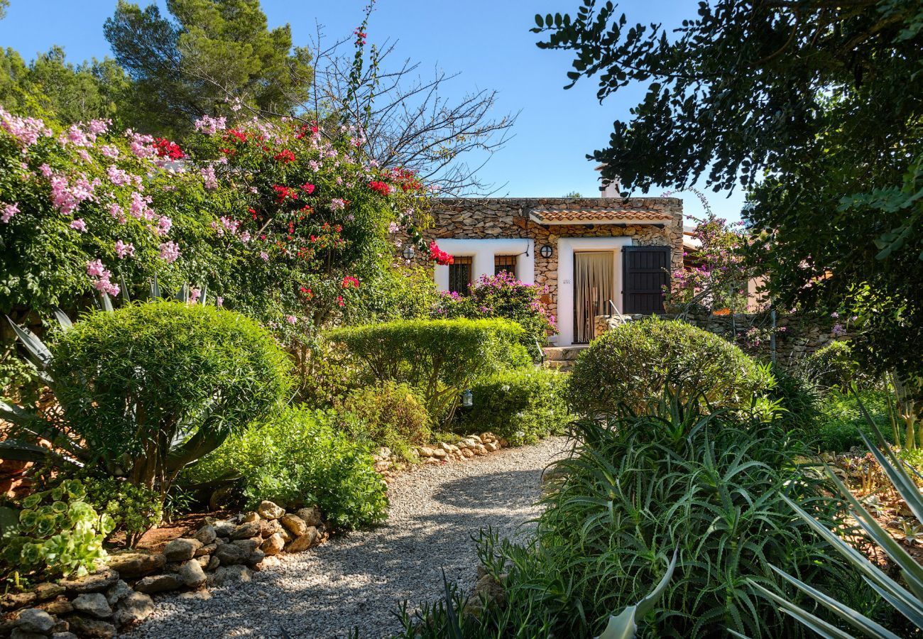 Casa Lila is een stijlvol vakantiehuis met zwembad, tuin en privacy op loopafstand van San Carlos, Ibiza