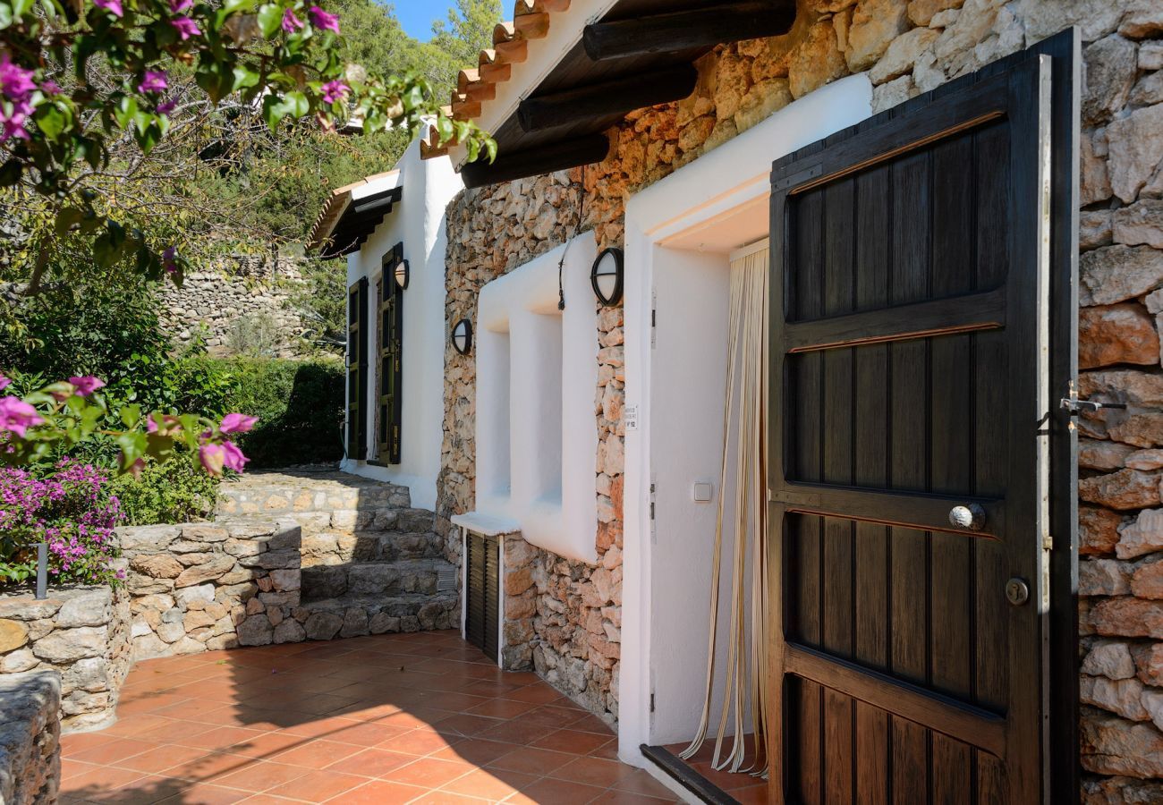 Casa Lila is een stijlvol vakantiehuis met zwembad, tuin en privacy op loopafstand van San Carlos, Ibiza