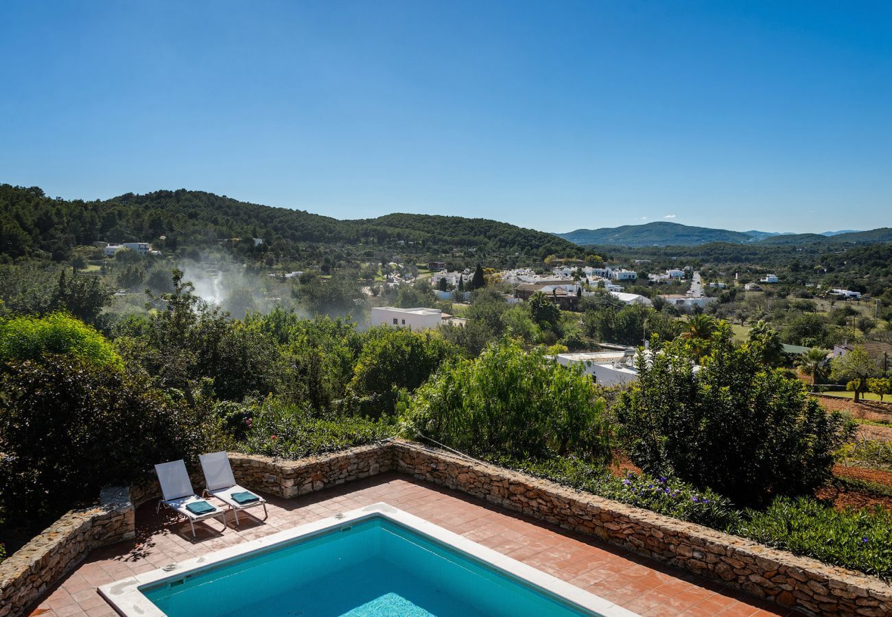 Casa Lila is een stijlvol vakantiehuis met zwembad, tuin en privacy op loopafstand van San Carlos, Ibiza