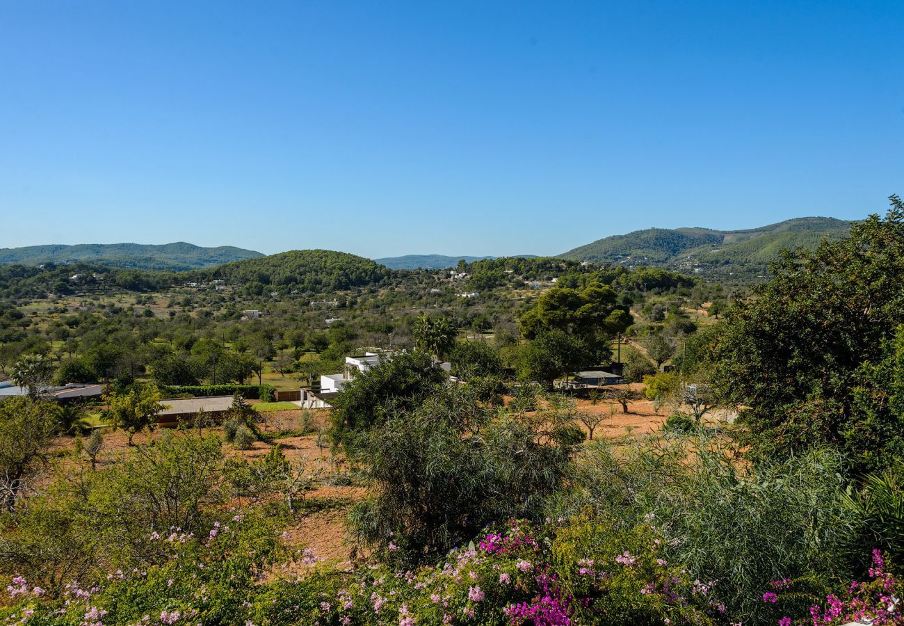 Casa Lila is een stijlvol vakantiehuis met zwembad, tuin en privacy op loopafstand van San Carlos, Ibiza