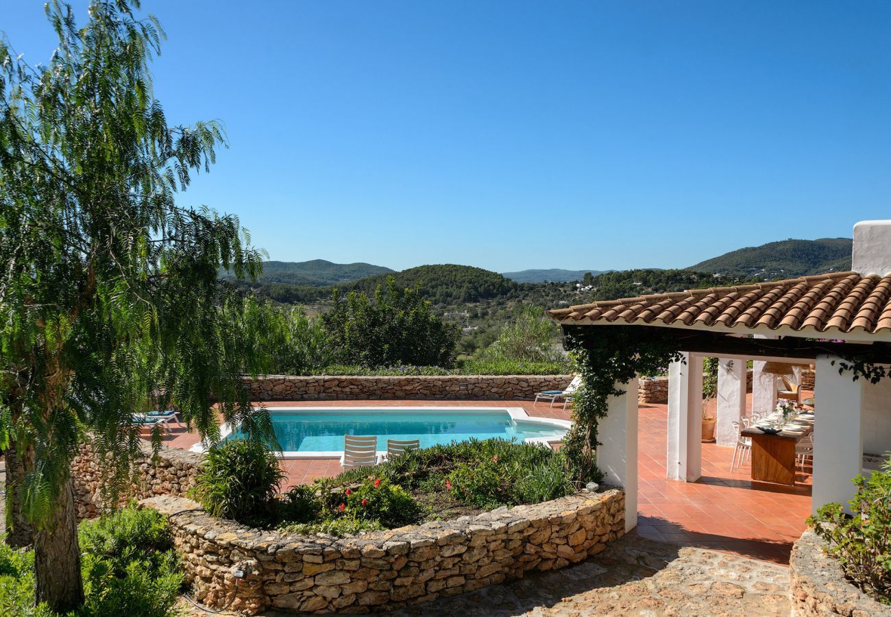 Casa Lila is een stijlvol vakantiehuis met zwembad, tuin en privacy op loopafstand van San Carlos, Ibiza