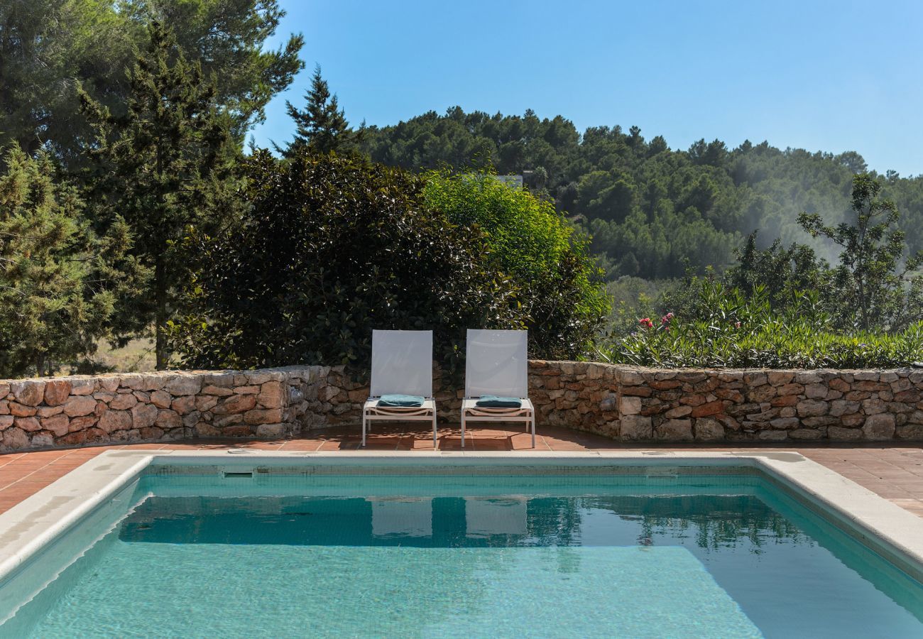 Casa Lila is een stijlvol vakantiehuis met zwembad, tuin en privacy op loopafstand van San Carlos, Ibiza