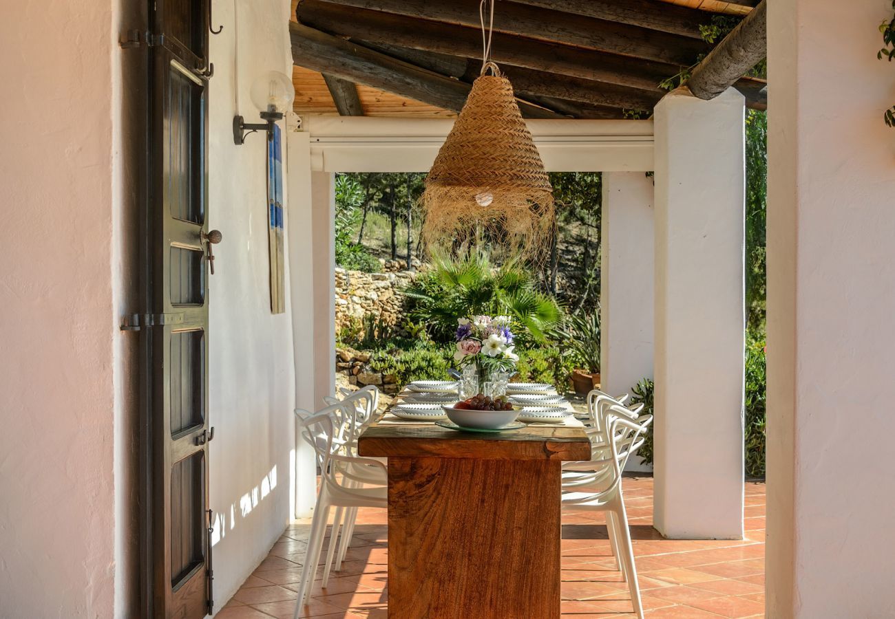 Casa Lila is een stijlvol vakantiehuis met zwembad, tuin en privacy op loopafstand van San Carlos, Ibiza