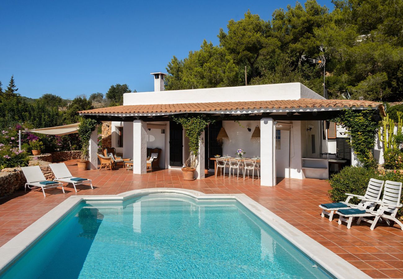 Casa Lila is een stijlvol vakantiehuis met zwembad, tuin en privacy op loopafstand van San Carlos, Ibiza