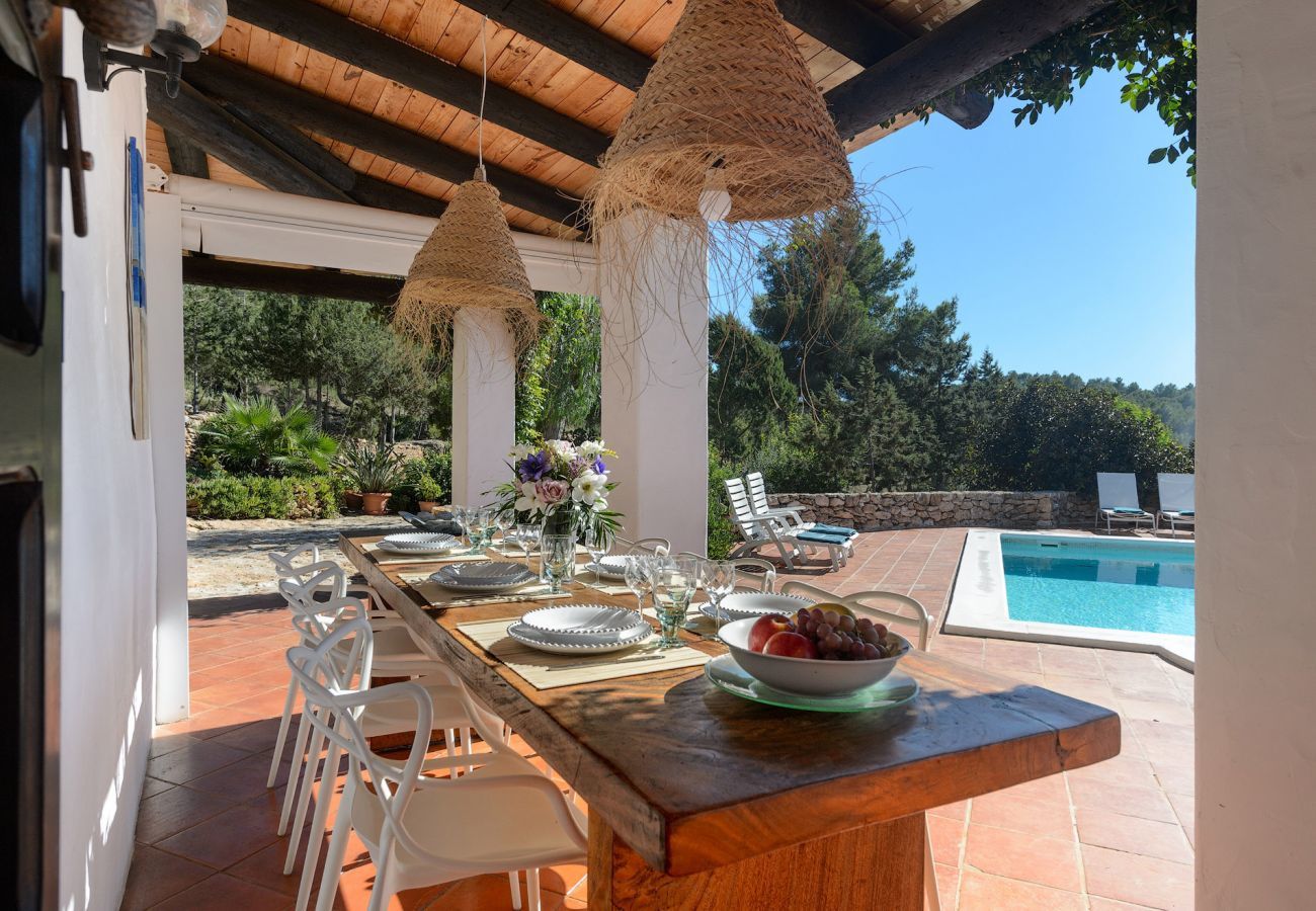 Casa Lila is een stijlvol vakantiehuis met zwembad, tuin en privacy op loopafstand van San Carlos, Ibiza
