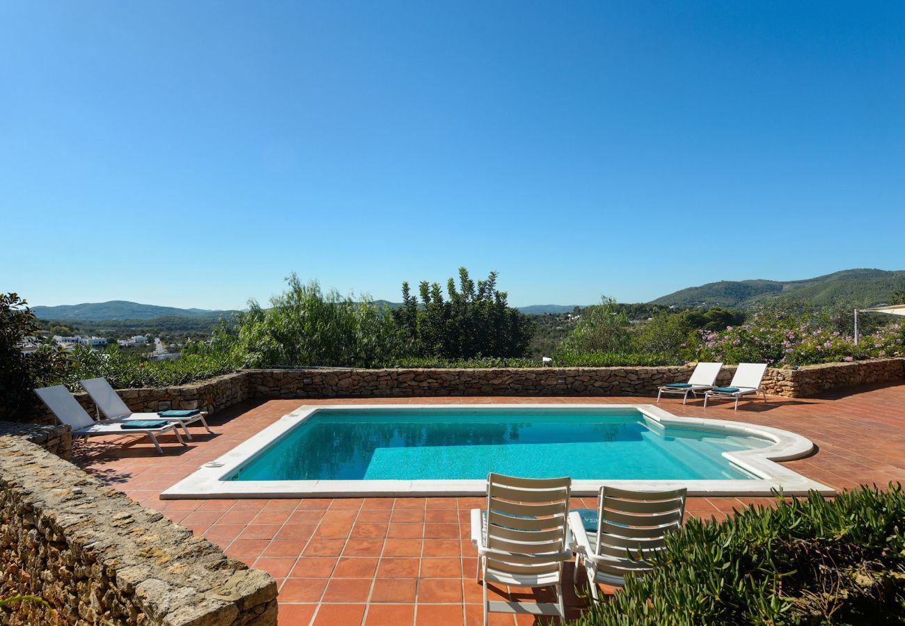 Casa Lila is een stijlvol vakantiehuis met zwembad, tuin en privacy op loopafstand van San Carlos, Ibiza